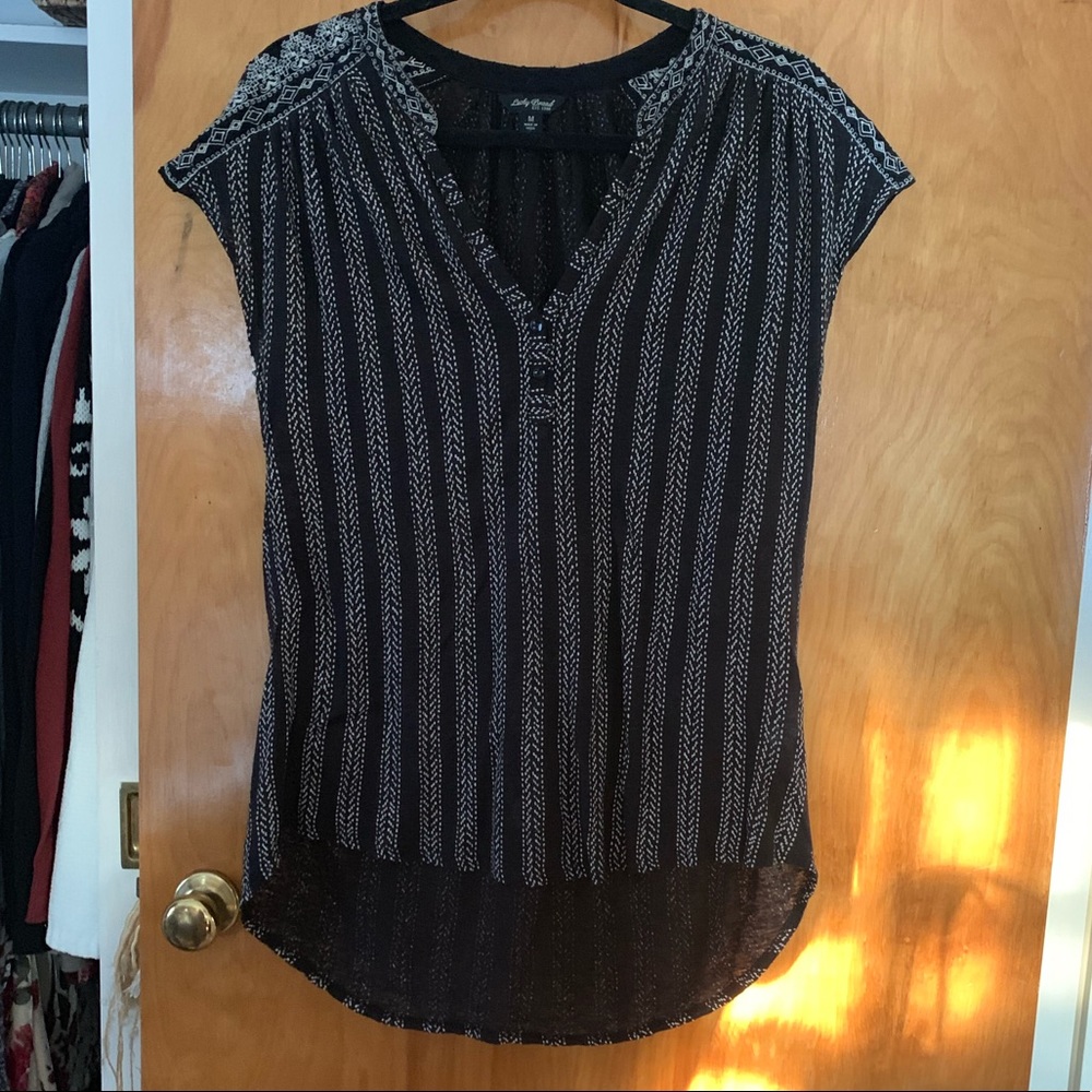 Lucky high-low, embroidered short-sleeve shirt